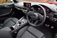 インテリアは、「S」ロゴ入りドアトリムやカーボンパネルをアクセントとし、高級感のあるブラックで統一されている。