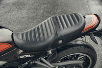 タンデムデザインのシート。専用工具ではなく、エンジン始動用のキーを使って脱着できる。