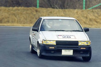 ドリフトの聖地・エビスサーキットにて。ハチロクで走行中のクマ。