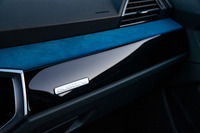 ダッシュボードに装着された「quattro」のバッジ。2020年は、「クワトロ」フルタイム4WDを搭載した最初のモデル「アウディ・クワトロ」がデビューしてから40周年の年に当たる。