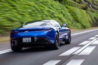 「DB11 AMR」の燃費値は、NEDC複合サイクルで約8.7km/リッターと発表されている。