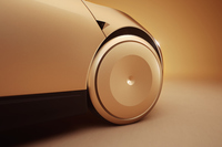 清水「このタイヤ、どうなってるんですかね？　ホイールキャップが異常にデカいのかな？」　
	渕野「いや。動画で見ると、タイヤのサイドショルダーも金に塗ってたっぽいです（笑）。とにかく、このクルマがこのデザインそのままでデビューするとは、ちょっと考えにくいですね」