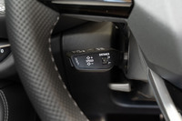 アダプティブクルーズコントロールのコントローラーは、意外にも古式ゆかしきレバータイプ。ステアリングのスイッチパネルはオーディオや液晶メーターの操作ボタンでいっぱいなので、これはこれで便利に感じられた。