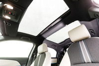 「PLaY」グレード時代は標準装備だったパノラマルーフは、マルチビューカメラ＆プレミアムオーディオとセットのオプション（23万7600円）になった。