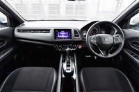 ブラックでコーディネートされた「ヴェゼル モデューロX」のインテリア。運転に集中できる落ち着いたムードがドライバーを包む。