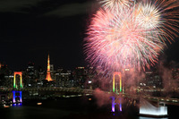 レインボーブリッジ開通30周年記念週間のラスト2日間は、「明るい未来を！」というメッセージを込めてレインボー色にライトアップされた。