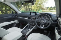 インフォテインメントシステム「マツダコネクト」にも細かな改良が加えられており、最新の演算ユニットを用いることで、高層ビルの多い場所や高速道路の高架下を走るといった場合に、より正確な自車位置の測位／表示が可能となっている。