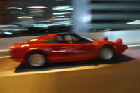 「フェラーリ308GTS」との数秒間の並走を楽しんだオッサン2人。今あらためて見ると、そのボディーは実にコンパクトである。こんな出会いがあるから、夜の首都高クルージングはおもしろい。