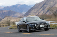 試乗車に装備されていた「プレディクティブアクティブサスペンション」は、カメラで得た路面データをもとに4輪のスタビライザーリンクを電子制御し、ホイールストロークを個別に調整するシステムだ。