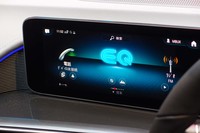 ダッシュボード上の液晶モニター。「EQC」には、「EQオンラインナビゲーション」や「出発時刻・プリエントリークライメートコントロール設定」など、専用のテレマティクスサービスが多数用意される。