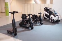 発表会場に並んだ各種EV。写真左から、歩行領域EVの立ち乗りタイプ／座り乗りタイプ／車いす連結タイプ、および「i-ROAD」。