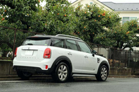 愛車「MINIクロスオーバー」で、都内某所にある柿園へ。フェンス越しに見える柿の実に期待が高まる。