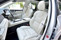 今回の試乗車「T5 AWDインスクリプション」のフロントシートにはマッサージ機能も備わっている。インテリアカラーは「チャコール」「マルーンブラウン」「アンバー」に「ブロンド」系の3種を加えた、計6種類から選べる。