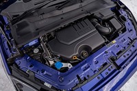 「Eペース」で「P250」と呼ばれるグレードには、最高出力249ps/5500rpm、最大トルク365Nm/1300-4500rpmを発生する2リッター直4ターボ（ガソリン）が搭載されている。