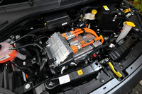 駆動方式はフロントのモーターで前輪を駆動する“フロントモーター・フロントドライブ”。モーターの種類は交流同期電動機で、118PS（87kW）の最高出力を発生する。