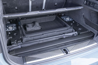 荷室の床下にはドッグネットやトノカバーなどが固定して収納できる。床板がダンパーで固定できるようになっているところなど、まるで日本車のようだ。