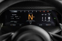 トラックモードではギアポジションやエンジン回転数が優先的に表示される。