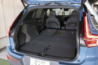 荷室の容量は5人乗車時で419リッター。後席の背もたれを倒すと国産ミニバンも顔負けのフラットなスペースになる。