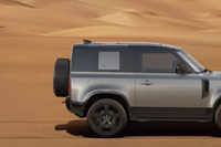 「ディフェンダー アーバナイト'22」には、「エクステンデッドブラックエクステリアパック」やスライディングパノラミックルーフが標準で装備される。