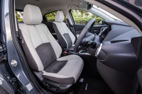 「北国を旅した時のような非日常を感じさせるインテリア」をテーマとする特別仕様車「ホワイトコンフォート」。白い本革とウォームグレーのメランジ調クロスのシート表皮が採用されている。