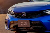 先に導入されているガソリンモデルとの外観上の違いはごくわずか。フロントグリルはグロスブラックで仕立てられる。