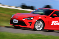 「トヨタ86」でドライグリップ性能をチェック。「S001」と比べてスキール音の発生するポイントも遅く、“スポーツ派”のドライバーも満足させる仕上がりとなっていた。