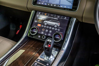 2枚の10インチタッチ式液晶モニターを上下に配置した「Touch Pro Duo」を標準装備。ナビやオーディオ、空調、シートヒーター、ドライブモードの操作などが行える。写真は走行モード選択画面を下部モニターに表示した様子。