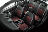 ブラックとレッドのファブリックを組み合わせた専用シートを採用。前席にはヒーター機能が組み込まれている。