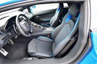 試乗車のインテリアカラーはブラック。随所にブルーのアクセントとステッチが入る。