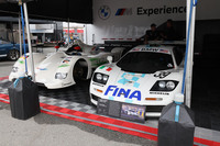 1996年の「マクラーレンF1 GTR」（写真右）と、1999年のルマン24時間レースに参戦したプロトタイプレーシングカー「BMW V12 LMR」（写真左）。V12 LMRはゼッケン42の車両で、ボディーカウルにはヨルグ・ミューラーとJJレート、トム・クリステンセンの3人のドライバー名が入っていた。