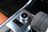 ドライブモードは「コンフォート」「エコ」「ダイナミック」「雨／氷／雪」の4種類。センターコンソールのダイヤルで切り替える。