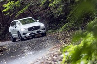「XC60リチャージプラグインハイブリッドT8 AWDインスクリプション」には、アクティブシャシーシステム「FOUR-C」とエアサスペンションが標準装備される。