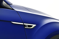 「TロックR」は、車体前後の専用デザインや19インチアルミホイール、後輪が4リンクとなるスポーツサスペンションなど、数々の専用アイテムでスポーティーに仕立てられている。