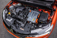 「アルカナ」のパワーユニット。最高出力94PS、最大トルク148N・mの1.6リッター直4自然吸気エンジンに、同49PS、同205N・mの「E-モーター」と同20PS、同50N・mのHSG（ハイボルテージ・スターター＆ジェネレーター）を組み合わせる。