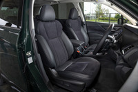 インテリアでは各所にスエード調素材を採用。シート表皮はスエード調素材と本革の組み合わせとなっている。（写真：郡大二郎）