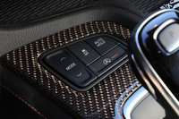 ドライブモードは「ツアー」「スポーツ」「アイス＆スノー」、そして各種設定を任意で調整できる「マイモード」の4種類。モードに応じてスロットルやシフト、パワーステアリング、ブレーキの制御、エキゾーストサウンドなどが切り替わる。