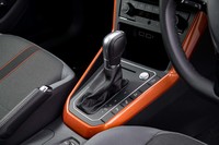 トランスミッションは7段のデュアルクラッチ式AT「DSG」を採用。「GTI」と同様、ステアリングホイールにはシフトパドルが装着される。