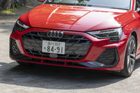 最新モデルではグリルを囲んでいたシルバーのフレームがなくなり、よりソリッドな造形に。左右のエアインテークをつなぐかのようにグリルの下にも横長の穴が開いている。