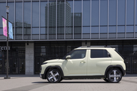 韓国の「軽車」規格をベースとするボディーサイズは全長×全幅×全高＝3830×1610×1615mm。「ジムニー ノマド」よりも若干長く若干細身なスタイルだ。