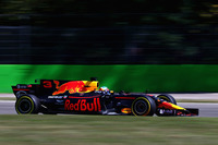 パワーサーキット、モンツァで厳しい戦いが予想されたレッドブル。それでも悪天候を味方につけ、予選でダニエル・リカルド（写真）は3位と好位置につけたのだが、パワーユニットやギアボックスの交換によるペナルティーで16番グリッドに降格することに。スタートタイヤにソフトを選択し最初のスティントを37周まで伸ばし5位まで挽回。ライコネンをコース上でオーバーテイクし4位までポジションを上げたが、表彰台まではあと一歩届かなかった。（Photo=Red Bull Racing）