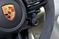 走行モードのセレクターはダイヤル式。ステアリングホイールのセンター右下にレイアウトされている。センターコンソールのモニター上でも変更可能。