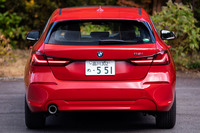 初代、2代目モデルに引き続き、ハッチバックスタイルが採用された新型「1シリーズ」。LEDリアコンビネーションランプは、BMW各車で用いられるL字をモチーフとした立体的なデザインとなる。