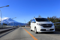 富士山をバックに。おめでたい気分になってしまうのはなぜだろうか。