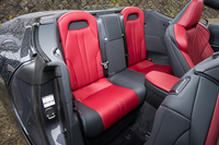 乗車定員は4人。後席に大人が座るのは難しいが、荷物置き場としては立派に機能する。