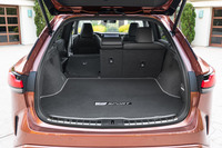 9.5インチのゴルフバッグが4つ収納できる荷室。3分割式の後席を倒すことで荷物に合わせたアレンジが可能。