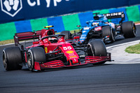 フェラーリは、シャルル・ルクレールがスタートの混乱に巻き込まれリタイアとなるも、予選中にクラッシュし15位スタートとなったカルロス・サインツJr.（写真前）が上位に顔を出し、表彰台3位まで順位を上げていた。猛追するハミルトンに抜かれ4位転落、しかしベッテルの失格で3位に返り咲くことができた。（Photo=Ferrari）