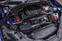 「グレカーレ モデナ」のパワーユニット。2リッター直4ターボエンジンに、BSG（ベルト駆動式スタータージェネレーター）と48Vバッテリー、eBooster、DC/DCコンバーターからなる48Vマイルドハイブリッドシステムが組み合わされる。同システムを搭載する「GT」に対して出力を30PS向上させ、最高出力は330PSを誇る。