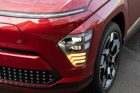 左右に真一文字に伸びるのはデイタイムランニングライトで、ヘッドランプはフェンダーに組み込まれている。