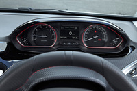 「i-Cockpit」とは、小径ステアリングホイールの上からメーターを視認するインターフェイスのレイアウトを貴重とした、インストゥルメントパネルまわりのデザインのこと。必要な情報を素早くドライバーに伝えるとともに、直感的な操作を可能にしているという。