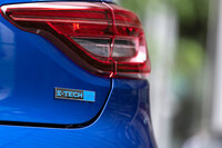 内外装における純ガソリン車との差異化は控えめ。リアゲートの専用バッジでそれと分かる程度だ。